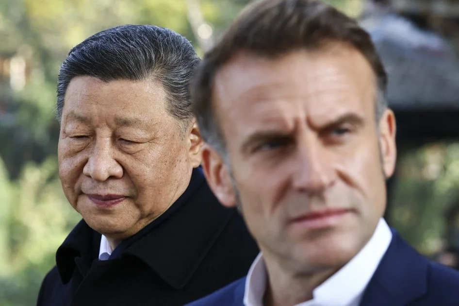 Le président chinois Xi Jinping et le président français Emmanuel Macron visitent le site de Dujiangyan, dans le sud-ouest de la Chine, le 5 décembre 2025.