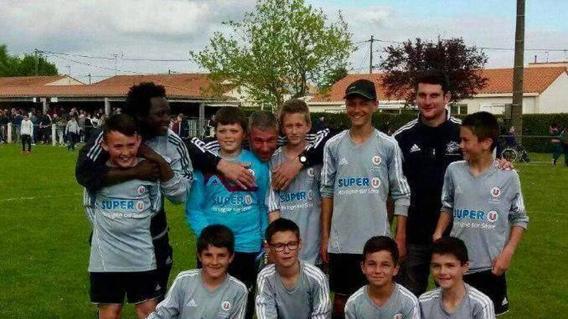 Alors U11, Louis Leroux (en bas à droite), était surclassé avec les U13 du Longeron-Torfou, avant de rejoindre le FC Nantes, où il a gravi les échelons, jusqu’à la L1, cette année.
