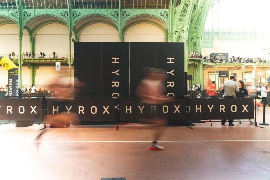 Un athlète dans la Nef du Grand Palais lors de la course Hyrox