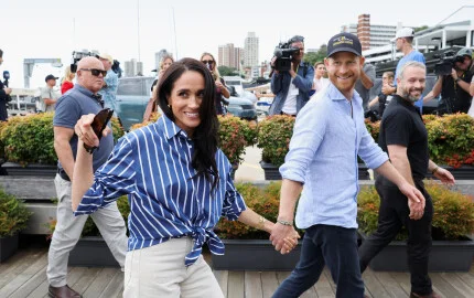 Harry et Meghan sur le port de Sydney, la veille de leur départ. Le couple a de nouveau habilement mélangé promotion privée et rencontres caritatives lors de ces 4 jours en Australie.