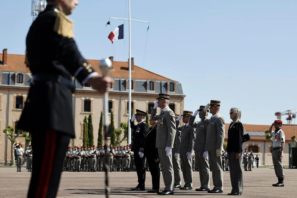 La ministre française des Armées et des Anciens Combattants, Catherine Vautrin (au centre), rend hommage à Florian Montorio, soldat français du 17e régiment du génie parachutiste (17e RGP) de Montauban, tué au Liban, à Montauban, en France, le 23 avril 2026. Elle est entourée du chef d’état-major de l’armée de Terre, le général Pierre Schill.