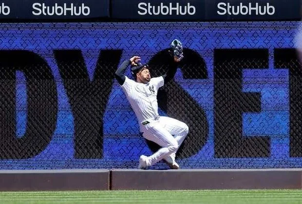 Yankees' Jasson Dominguez carted off after collision with wall