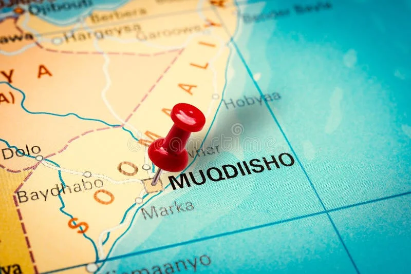 Punaise pointée vers la ville de Mogadiscio, en Somalie photos stock