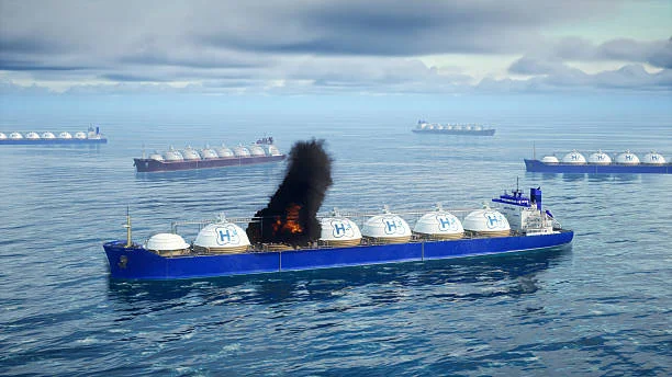 navire à hydrogène brûlant sur un quai commercial - choc pétrolier photos et images de collection