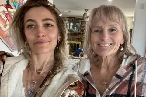 Michael Jackson : rares photos de Paris avec sa mère Debbie Rowe, méconnaissable