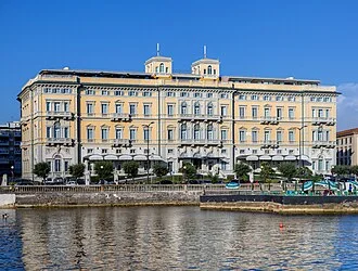 Establishment that provides lodging paid on a short-term basis