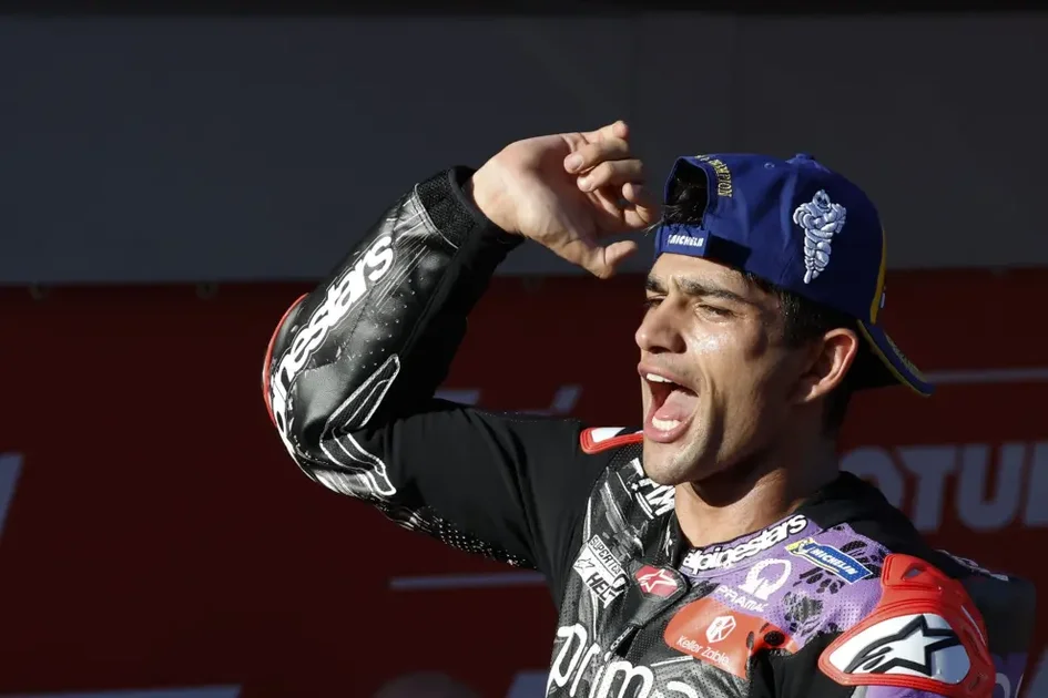 MONTMELÓ (BARCELONA), 17/11/2024.- El español Jorge Martín celebra tras su conquista del Campeonato del Mundo al quedar tercero en el Gran Premio Barcelona Solidaridad de MotoGP celebrado en el circuito de Montmeló, este domingo. EFE/ Alberto Estévez
 ESPAÑA MOTOCICLISMO GP SOLIDARIO MOTUL DE BARCELONA
