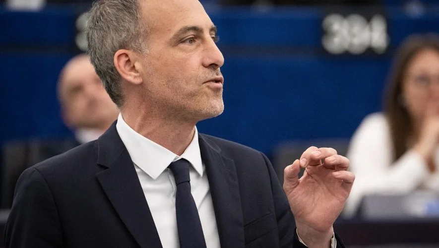 Potentiel candidat à l'élection présidentielle de 2027, Raphaël Glucksmann sort un nouvel ouvrage.