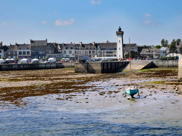 Port of Roscoff  in France Port and lighthouse of Roscoff in low tide, a commune in the Finistère département of Brittany in northwestern France roscoff stock pictures, royalty-free photos & images