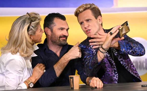 The TV show "Affaire conclue" in Brussels for Viva for Life Eight buyers from the TV show "Affaire conclue" are present in the Galeries Anspach in...