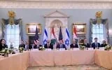 L'ambassadeur des États-Unis en Israël, Mike Huckabee (2e à partir de la gauche), accompagné, à partir de la 3e place à gauche : Dan Holler, Sr., chef de cabinet du Département d'État, Michael A. Needham, conseiller et directeur du Bureau de la planification politique du Département d'État, et Michel Issa, ambassadeur des États-Unis au Liban, alors qu'ils rencontrent Yechiel Leiter, ambassadeur d'Israël aux États-Unis, et Nada Hamadeh, ambassadrice du Liban aux États-Unis, au Dépa