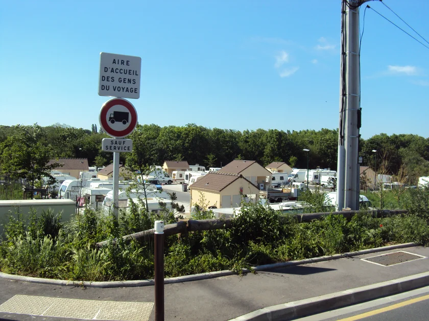 Aires d'accueil des gens du voyage : initiatives et tensions en France