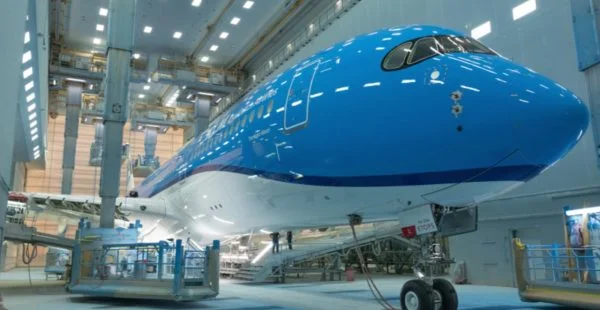 La compagnie néerlandaise KLM a dévoilé le nom de son premier Airbus A350, baptisé   La Ronde de nuit » en hommage au chef-