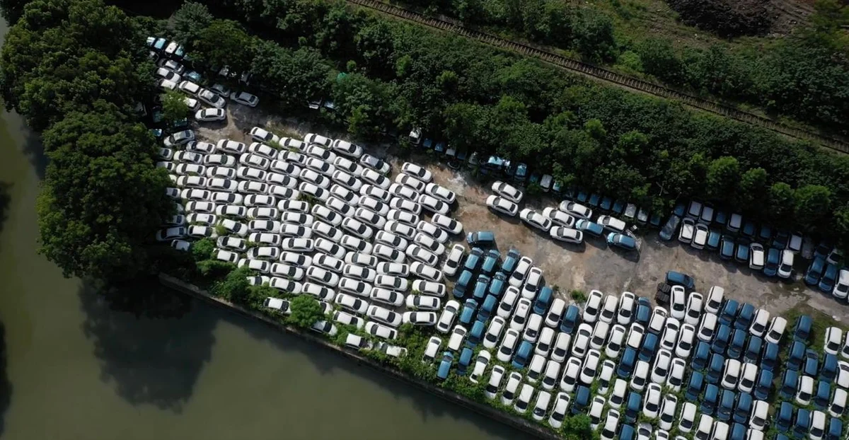 En Chine, des milliers des véhicules électriques à perte de vue stagnent en attendant un acquéreur.&nbsp;© Qilai Shen, Bloomberg