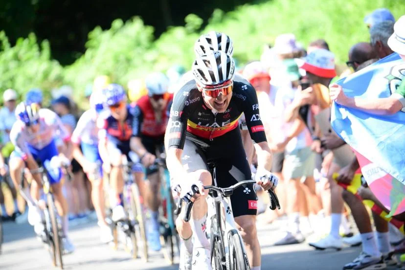 Depuis le départ du Tour de France, Tadej Pogacar peut compter sur son équipier Tim Wellens, comme jeudi lors de la douzième étape. (B. Papon/L'Équipe)
