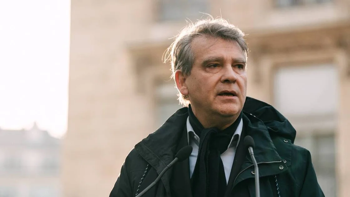 Arnaud Montebourg pourrait rejoindre bientôt « BFM TV ». Ici à Paris, en mars 2025.