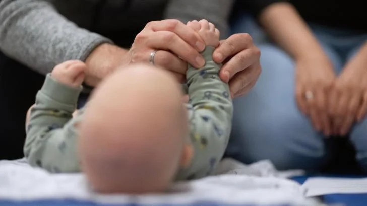 Tous les parents d’un bébé né à partir de janvier 2026 pourront bénéficier du congé naissance, annonce le 18 décembre le gouvernement. (Photo d’illustration)