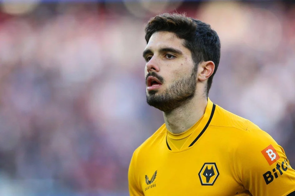 Pedro Neto signs new Wolves contract until 2027