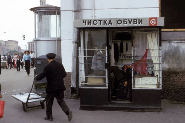 Cabane d'une cireuse de chaussures dans la rue à Moscou, en Russie.