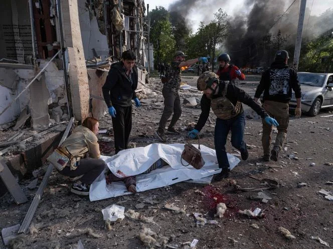 Des personnes rassemblées autour d’une victime de frappe aérienne russe, à Kramatorsk (Ukraine), le 5 mai 2026. Photographie diffusée par le service de presse des forces terrestres ukrainiennes.