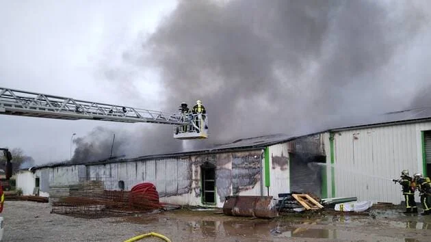 Un incendie s’est déclaré dans un bâtiment industriel de l’entreprise Eustache à Port-Bail-sur-Mer (Manche).