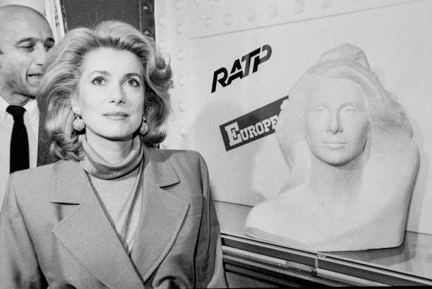 Catherine Deneuve et son buste officiel de Marianne le 26 octobre 1985 à Paris, France.