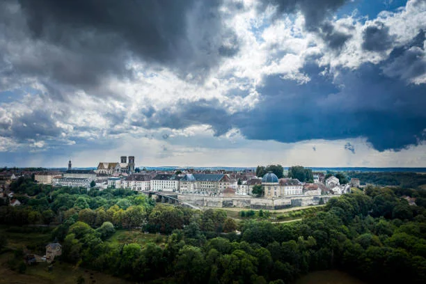 france, haute-marne, langres, dramatic clouds over historic town - langres haute marne fotografías e imágenes de stock