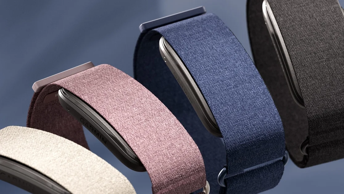 Plus cher que le Fitbit Air, mais sans abonnement obligatoire : Garmin officialise son tout premier bracelet sans écran