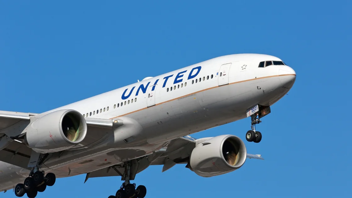 United Flight Makes Emergency Landing at Arizona Military Base Amid Severe Weather