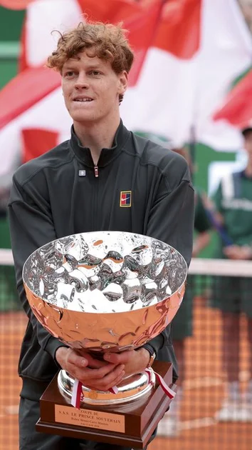 Jannik Sinner pose avec son trophée après la finale du Masters 1000 de Monte-Carlo, le 12 avril 2026. (JEAN CATUFFE / AFP)