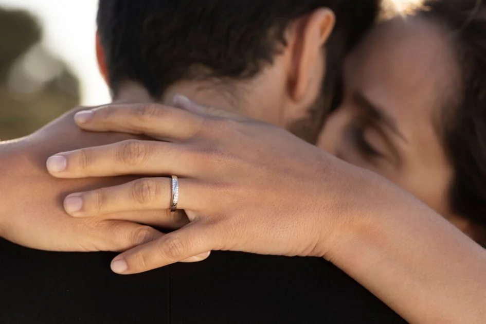 Freepik - Photo d’illustration - Célébrer un mariage en prison représente un défi unique, mais l'amour persiste malgré les contraintes.