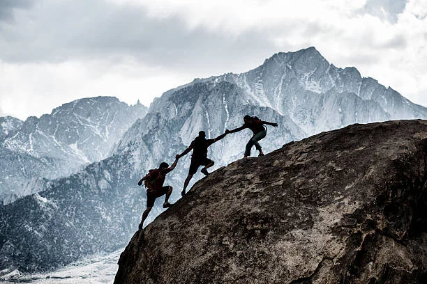 trois amis, aider - alpinisme photos et images de collection