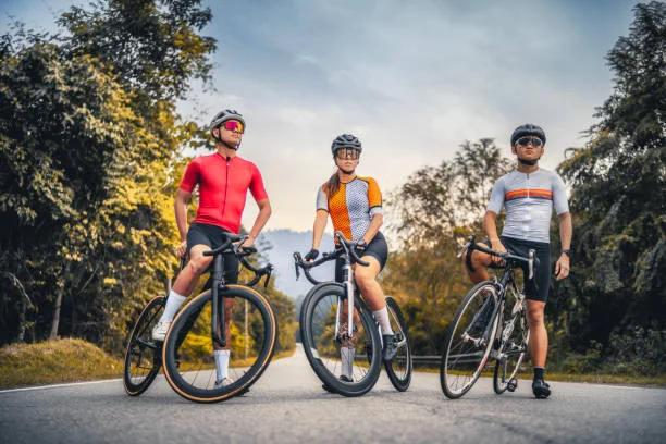 portrait d’un cycliste asiatique chinois sur la scène rurale - cyclisme sur route photos et images de collection