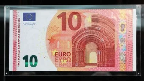 Les nouveaux billets de 10 euros au look "Europe" en circulation mardi