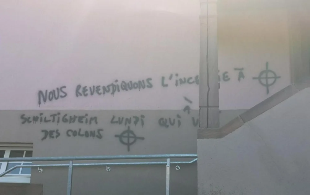 Les tags racistes découverts à Saint-Nabor.