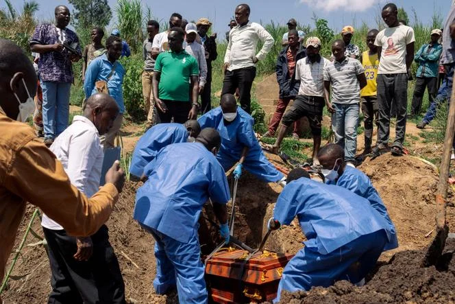 L’enterrement de Kasande Kisembo, 8 ans, fillette morte du virus Ebola, à Bunia, dans l’est de la République démocratique du Congo, le 21 juin 2026.