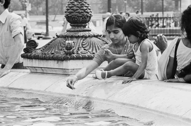 Canicule sur l'Europe - A Paris, les fontaines publiques se sont transformées en piscines improvisées.