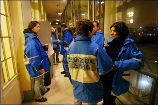 Social headquarters in Paris. Briefing before the beginning of the round.
