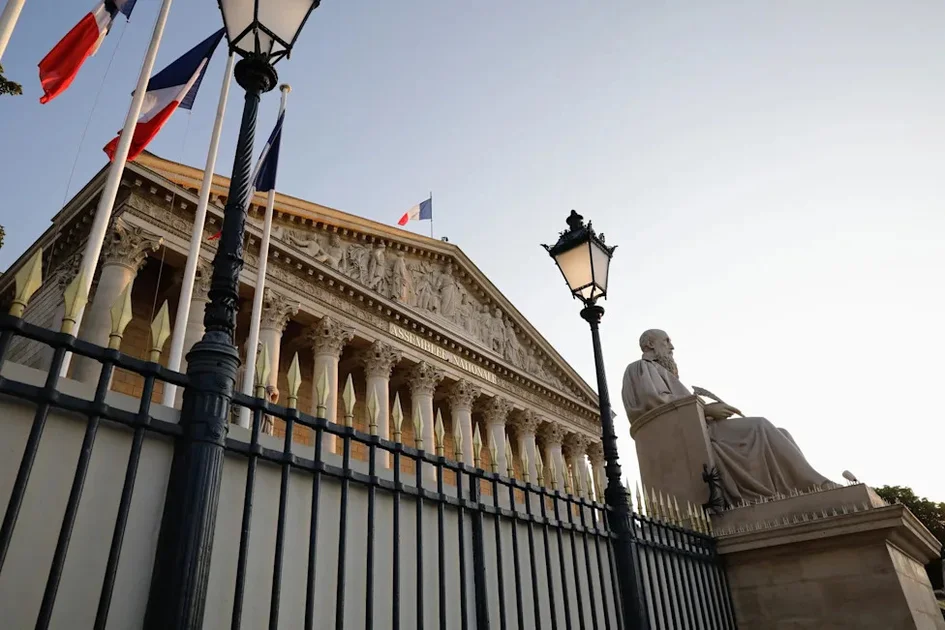 Très décrié, le projet de pavillon en verre à l'Assemblée est-il vraiment relancé ? (photo d'illustration prise en 2023)