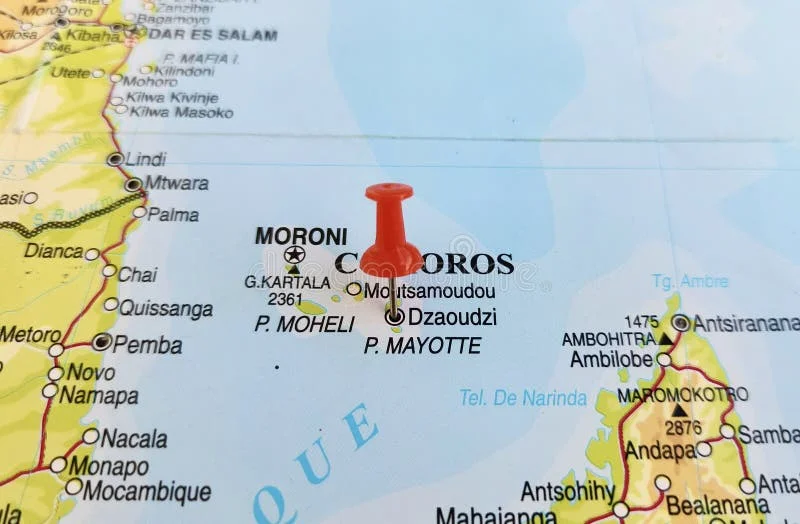 Vue de Dzaoudzi, Mayotte, dans l'océan Indien, sur une carte géographique de l'Afrique, marquée d'une punaise rouge image stock