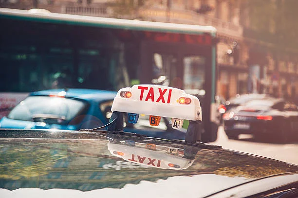 enseigne de taxi - taxi france photos et images de collection