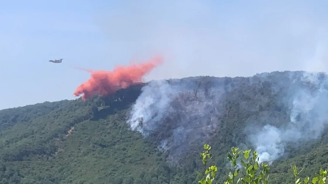 Des Canadair interviennent mercredi 8 juillet sur l&#039;incendie qui a déjà brûlé 100 hectares en Ardèche. - © DR