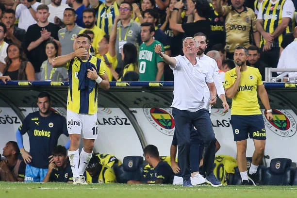 Head coach Jose Mourinho of Fenerbahce gives his team instructions during the UEFA Champions League Third Qualifying Round match between Fenerbahce...