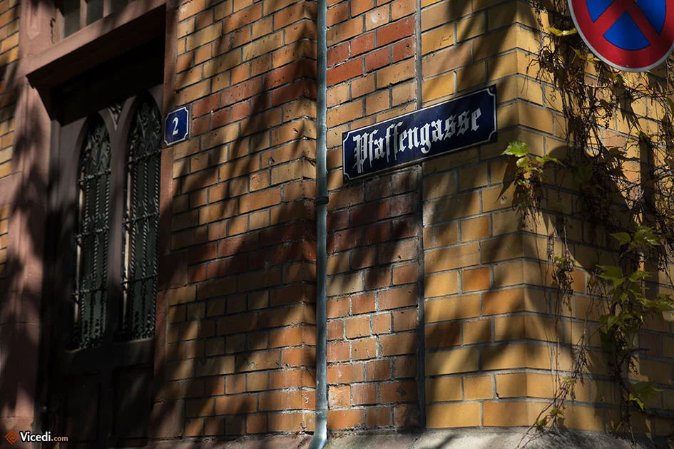 Une particularité à Mayence : les rues indiquées en rouge se dirigent vers le Rhin, celles en bleu lui sont parallèles.