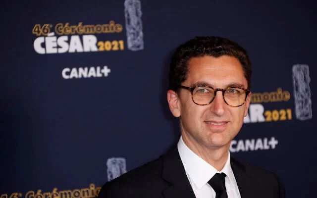 Maxime Saada, président de la chaîne de télévision privée française Canal+, posant avant la 46ᵉ cérémonie des César, à Paris, le 12 mars 2021. (Crédit : Thomas Samson/Pool via AP)