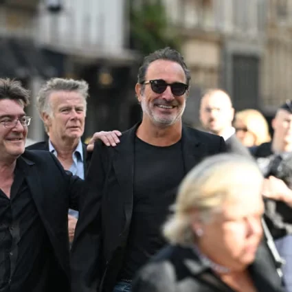 Obsèques de Nicolas Altmayer : Jean Dujardin, Tahar Rahim, Franck Gastambide, le fils de Mathilde Favier… de nombreuses personnalités présentes pour un dernier adieu au producteur
