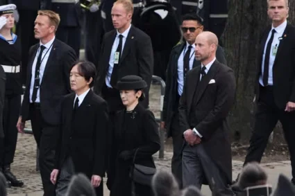 Obsèques du roi Harald V : le prince William, venu pour représenter son père, le roi Charles III, marchait juste derrière le prince héritier Akishino et la princesse héritière Kiko du Japon
