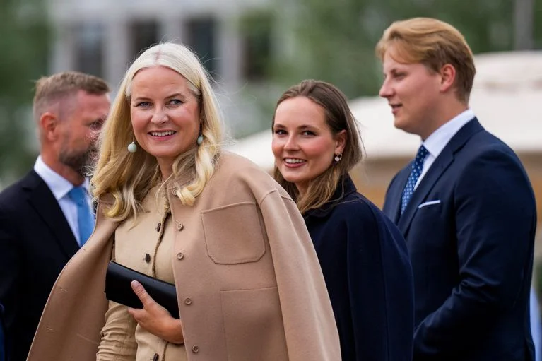 La princesse héritière de Norvège Mette-Marit et ses enfants, la princesse Ingrid Alexandra et le prince Sverre Magnus, le 4 juillet 2025 à Stavange.