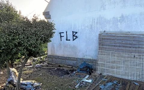 Un tag FLB a été découvert après l'incendie sur le pignon nord de la maison, à Landunvez.