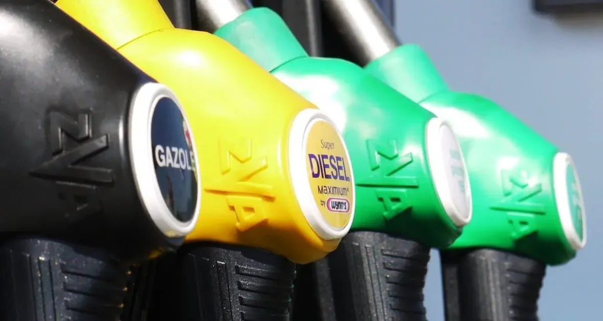 Une taxe qui pourrait faire polémique sur les prix des carburants est reportée à 2028